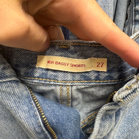 Levi’s Short - Picture 2 of 3